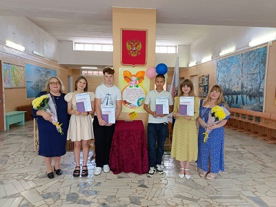 Вручение аттестатов выпускникам.